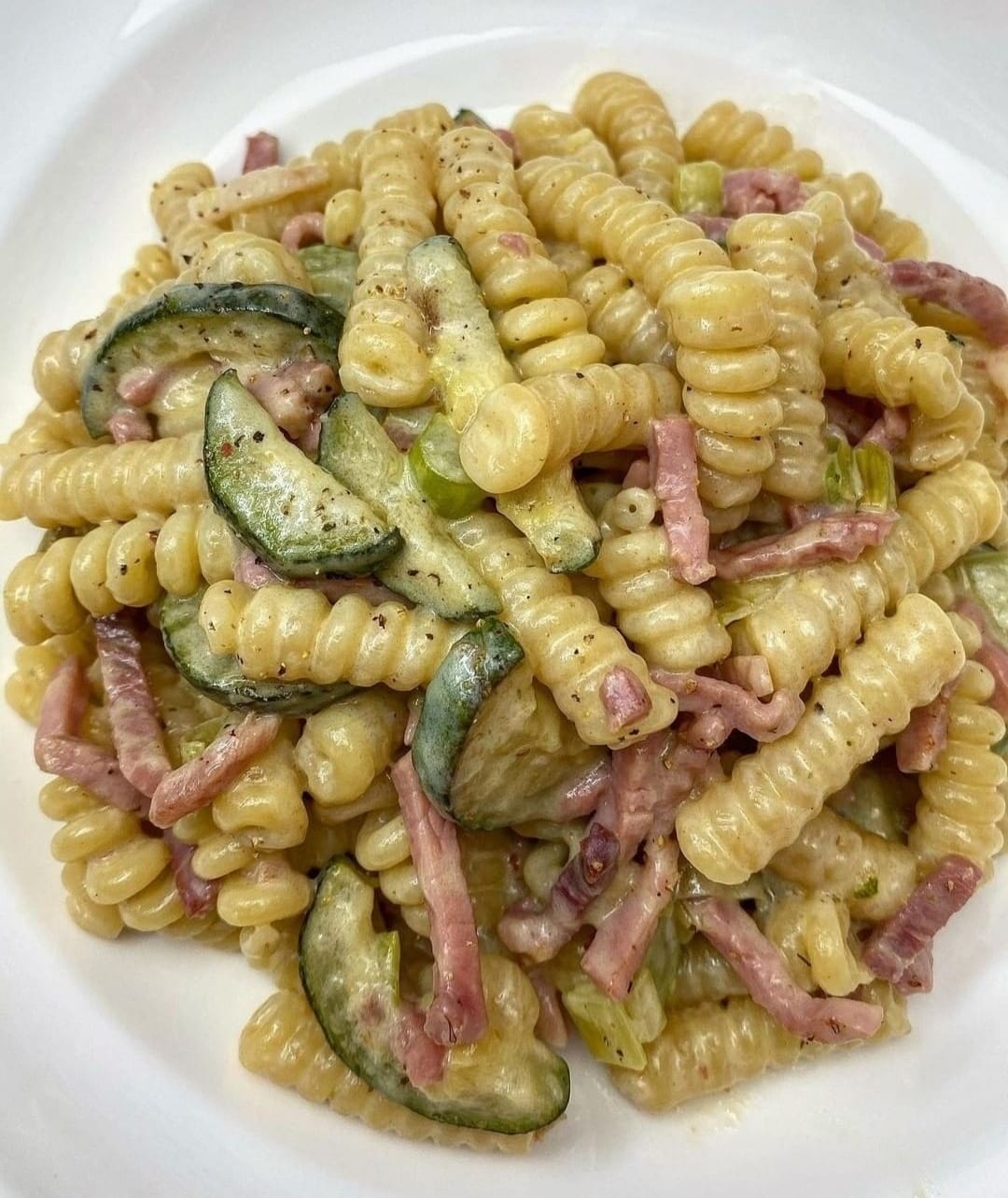 Fusilli Con Zucchine Speck E Robiola La Ricetta Scoutmenu